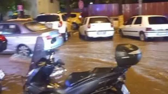 Fethiye'de sağanak Yağış  Etkisini Gösterdi Yollar Göle Döndü