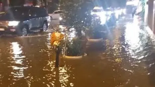 Fethiye'de sağanak Yağış  Etkisini Gösterdi Yollar Göle Döndü