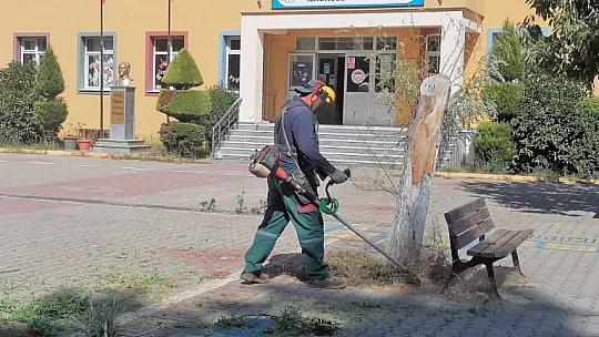 Okullara Yeni Dönem Öncesi Bahçe Temizliği