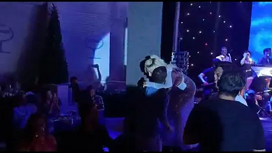 Seda Sayan sahneye çıktı, sosyal mesafe hiçe sayıldı
