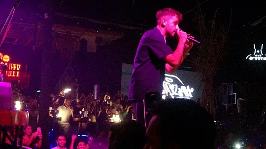Sefo Marmaris'te kulakların pasını aldı ,sahne de tam üç kez ''Bilmem mi'' şarkısını söyledi