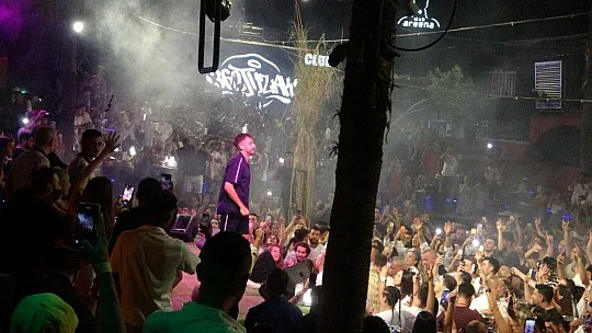Sefo Marmaris'te kulakların pasını aldı ,sahne de tam üç kez ''Bilmem mi'' şarkısını söyledi