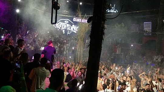 Sefo Marmaris'te kulakların pasını aldı ,sahne de tam üç kez ''Bilmem mi'' şarkısını söyledi
