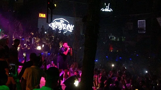 Sefo Marmaris'te kulakların pasını aldı ,sahne de tam üç kez ''Bilmem mi'' şarkısını söyledi