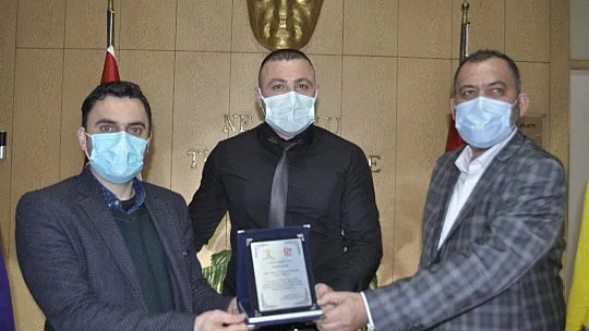 Şehidin kardeşine plaket sunuldu