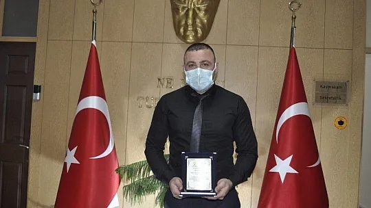 Şehidin kardeşine plaket sunuldu