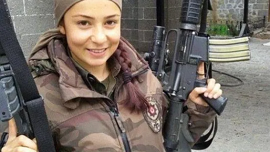 Şehidin kardeşine plaket sunuldu