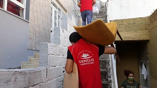 Şehit annesinin evi el birliğiyle taşındı