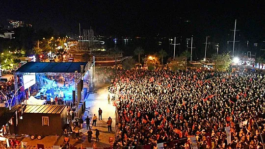 Fethiye'de Selda Bağcan rüzgarı esti