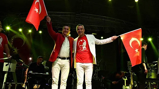 Fethiye'de Selda Bağcan rüzgarı esti