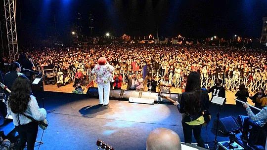 Fethiye'de Selda Bağcan rüzgarı esti
