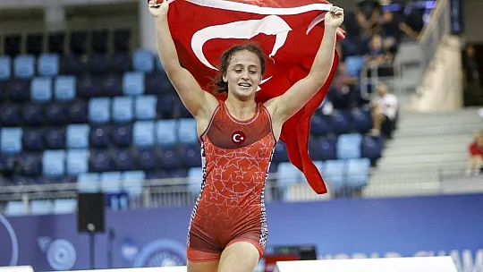 Selvi İlyasoğlu Türkiye'ye ilk altın madalyayı kazandırdı