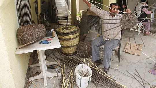 EKMEĞİNİ SEPETTEN ÇIKARIYOR