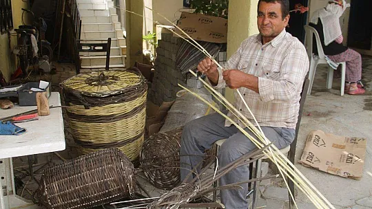 EKMEĞİNİ SEPETTEN ÇIKARIYOR