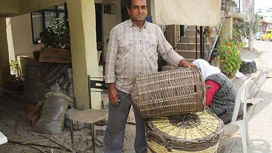 EKMEĞİNİ SEPETTEN ÇIKARIYOR