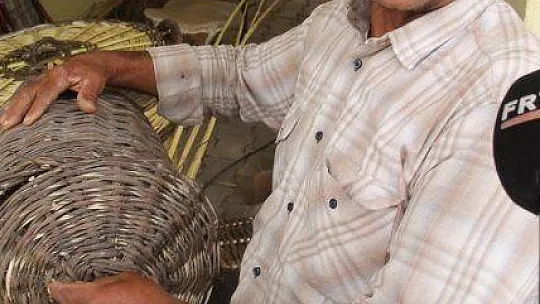 EKMEĞİNİ SEPETTEN ÇIKARIYOR
