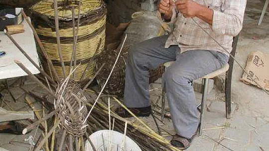 EKMEĞİNİ SEPETTEN ÇIKARIYOR