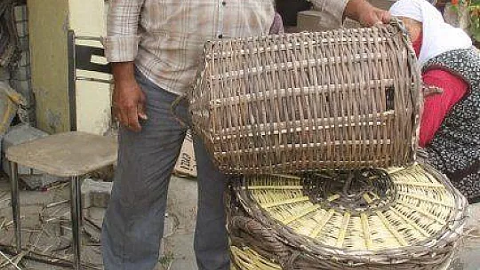 EKMEĞİNİ SEPETTEN ÇIKARIYOR