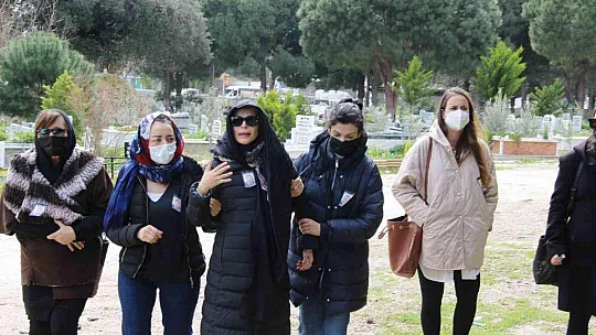 Seray Sever, gözyaşları içerisinde babasına veda etti