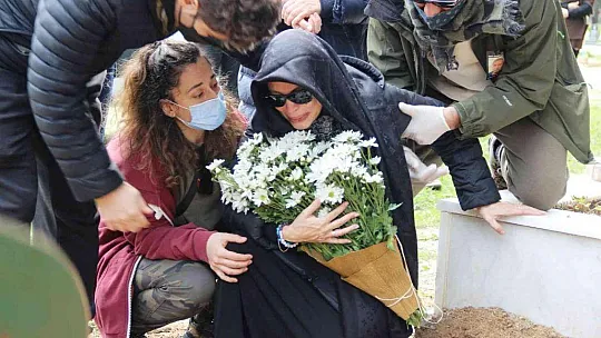 Seray Sever, gözyaşları içerisinde babasına veda etti