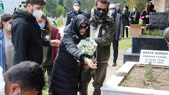 Seray Sever, gözyaşları içerisinde babasına veda etti