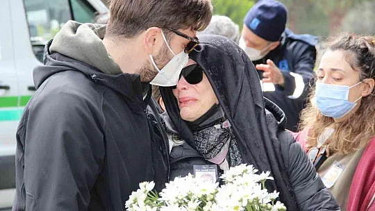 Seray Sever, gözyaşları içerisinde babasına veda etti