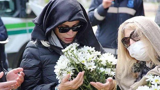 Seray Sever, gözyaşları içerisinde babasına veda etti