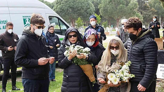 Seray Sever, gözyaşları içerisinde babasına veda etti