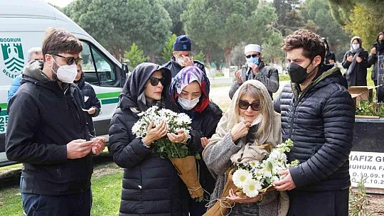 Seray Sever, gözyaşları içerisinde babasına veda etti