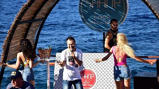 Serdar Ortaç bayram konserine 25 yılın özetini sığdırdı