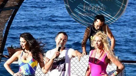 Serdar Ortaç bayram konserine 25 yılın özetini sığdırdı