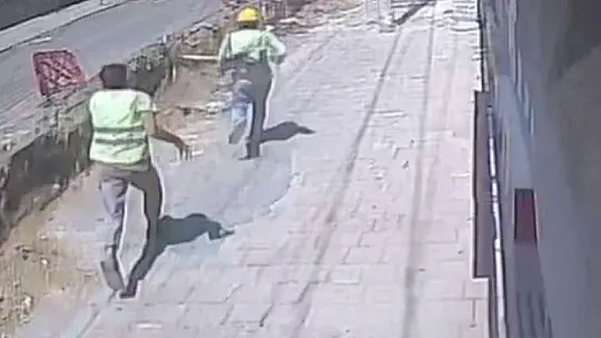 Şeride takılan kurye kazılan kanala düştü