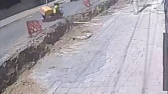 Şeride takılan kurye kazılan kanala düştü