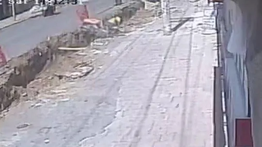 Şeride takılan kurye kazılan kanala düştü