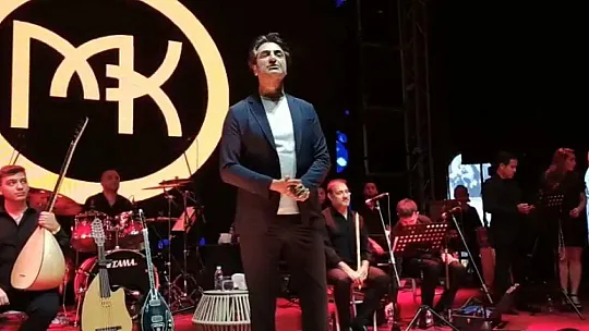 Ses sitemini kapatınca Kırmızıgül çıplak sesle konser verdi