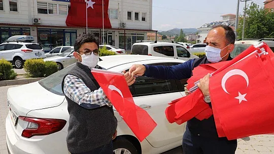 Ortaokul öğrencisinin bayrak isteği yerine getirildi