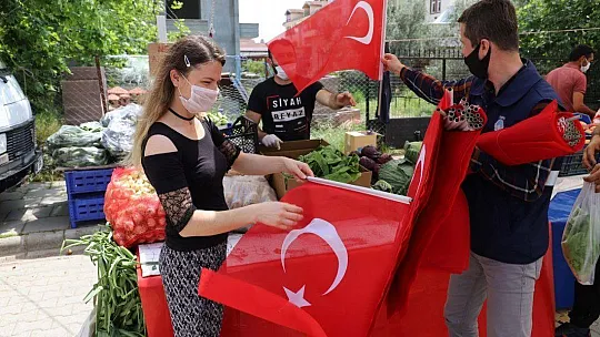 Ortaokul öğrencisinin bayrak isteği yerine getirildi
