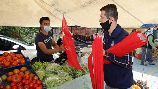 Ortaokul öğrencisinin bayrak isteği yerine getirildi