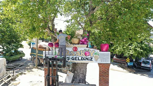 ARSA'NIN ÜNLÜ MEYVELERİ GİRİŞ KAPISINI SÜSLEDİ