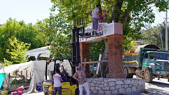 ARSA'NIN ÜNLÜ MEYVELERİ GİRİŞ KAPISINI SÜSLEDİ