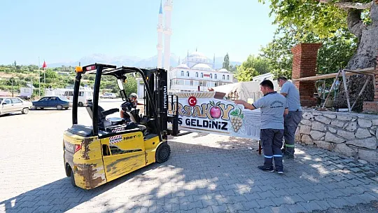 ARSA'NIN ÜNLÜ MEYVELERİ GİRİŞ KAPISINI SÜSLEDİ