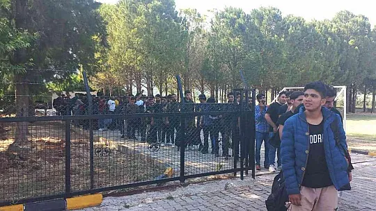Seydikemer'de  yelkenli teknede 35 düzensiz göçmen yakalandı