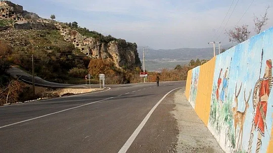 Seydikemer'de antik kent önündeki istinat duvarı tarihle renklendi