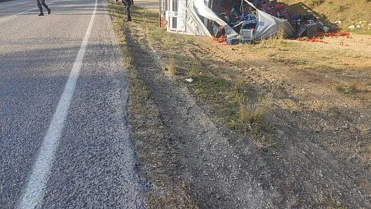 Seydikemer'de domates yüklü kamyon devrildi