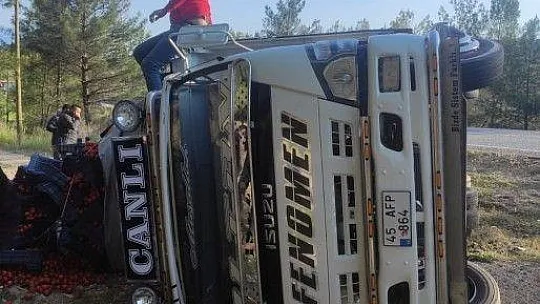 Seydikemer'de domates yüklü kamyon devrildi