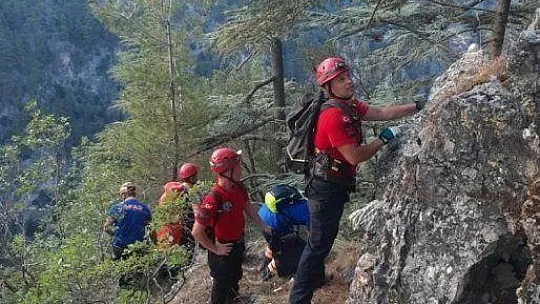 Seydikemer'de kayalıklardan uçuruma düşen kişi aranıyor