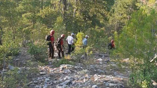 Seydikemer'de kayalıklardan uçuruma düşen kişi aranıyor