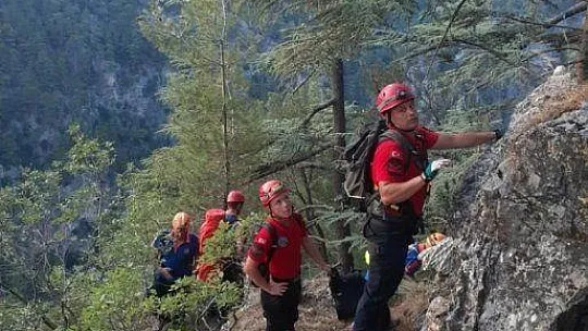 Seydikemer'de kayalıklardan uçuruma düşen kişi aranıyor