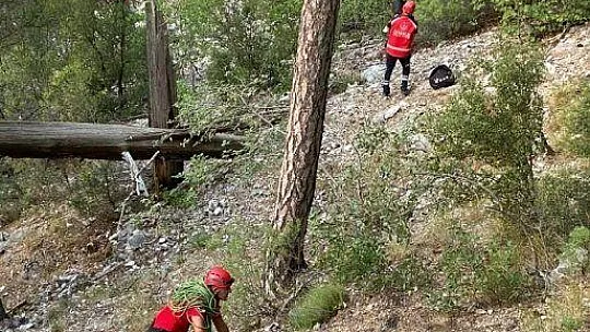Seydikemer'de kayalıklardan uçuruma düşen kişi aranıyor