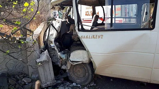 Seydikemer'de mezarlığın duvarına çarpan minibüsteki 2 kişi yaralandı
